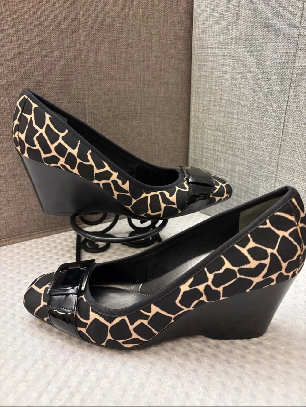 Bandolino BreezyLyt Size 9.5 Black Beige Giraffe-Print Wedge Pumps Patent